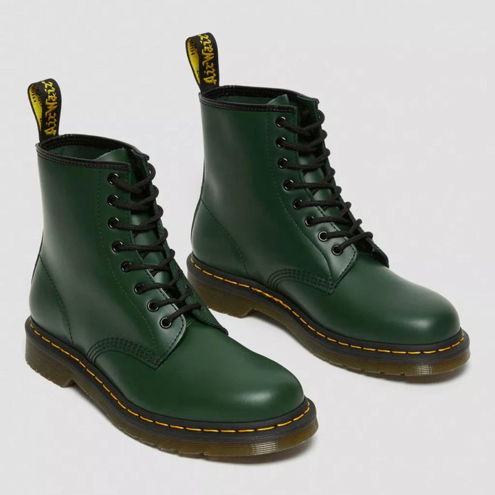 Homme marchant avec bottes Vortex classiques, alliant style, confort et durabilité au quotidien.