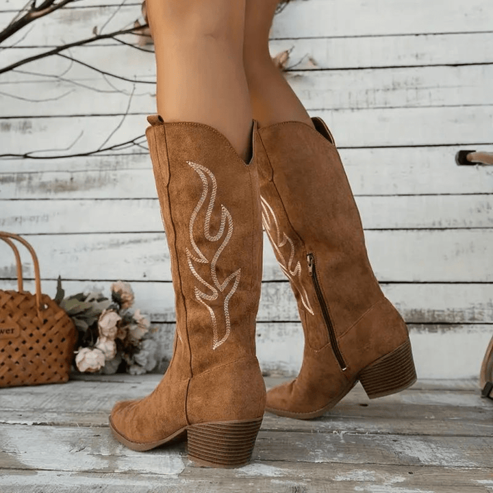 Paire de bottes western Sloan pour femme, confortables et durables, en cuir beige et marron. Idéales pour la mode chic.