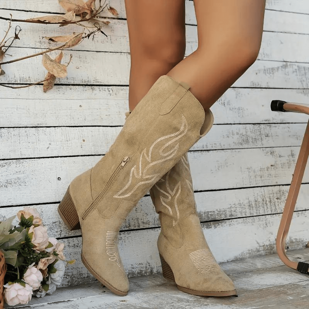 Chaussures bottes cowboy femme Sloan avec talons, design western moderne. Parfaites pour un style décontracté et chic.