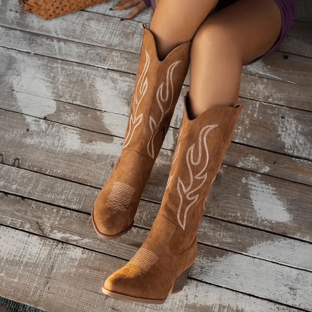 Bottes cowboy femme tendance Sloan, style western élégant en nuances beige et marron. Un incontournable de la mode féminine.