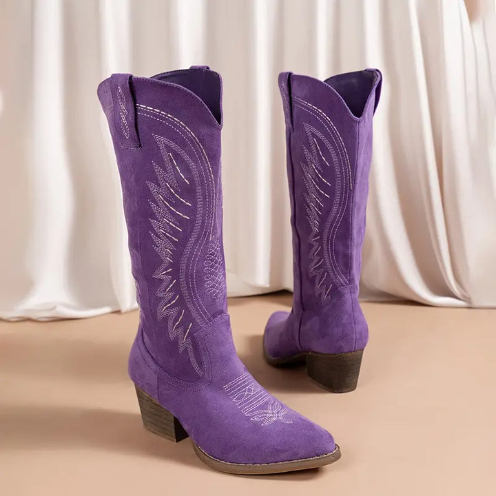 Bottes élégantes Iris pour femmes, broderies fines. Un look cowboy mode et confortable.