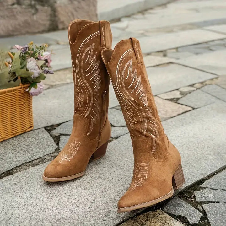 Bottes Iris brodées pour femmes, un style cowboy chic. Allient mode, confort et élégance.