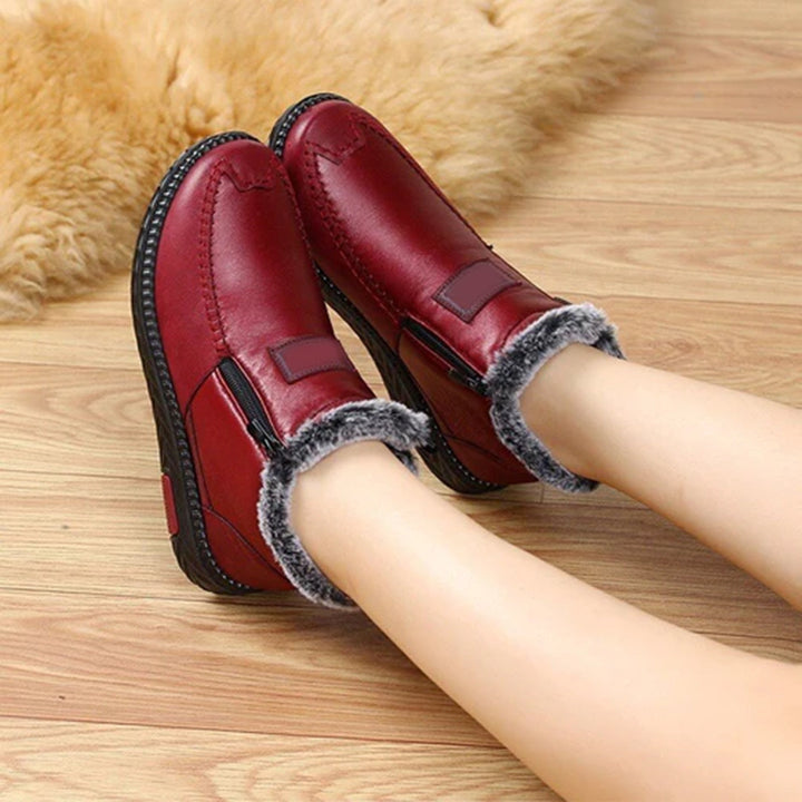 Gros plan sur la texture douce et chaude des bottes Angela, confort optimal pour les pieds en hiver.