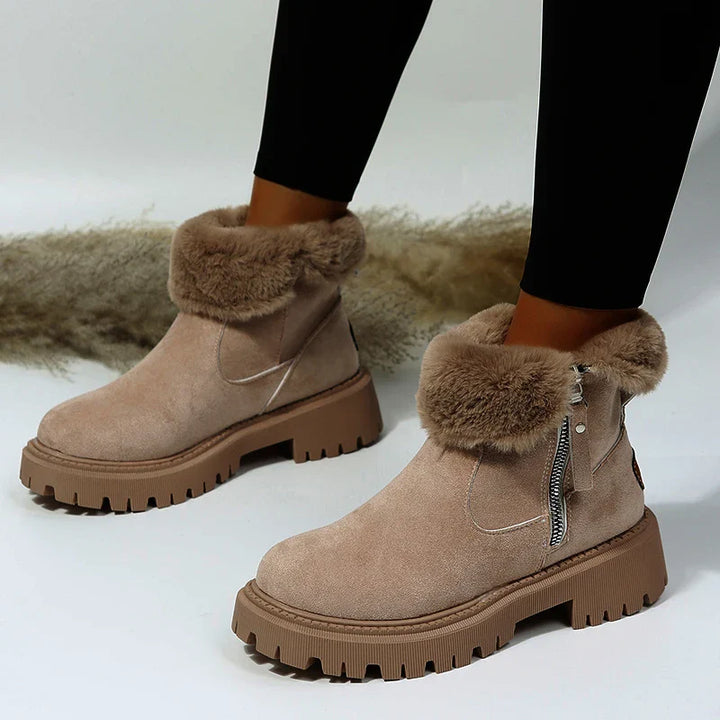 Bottes d'hiver mode femme en suédine, chaudes et élégantes, parfaites pour affronter le froid et la neige.