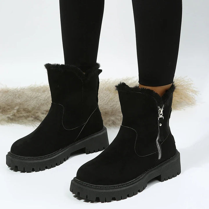 Bottes d'hiver en suédine pour femme, vue latérale, confortables et stylées pour les journées froides.