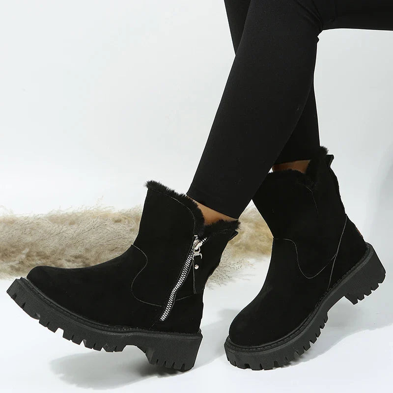 Gros plan bottes d'hiver femme en suédine, détail doublure fourrure, pour chaleur et douceur optimales.