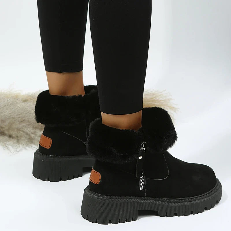 Bottes d'hiver chaudes suédine femme portées, idéales pour la neige, antidérapantes et confortables.