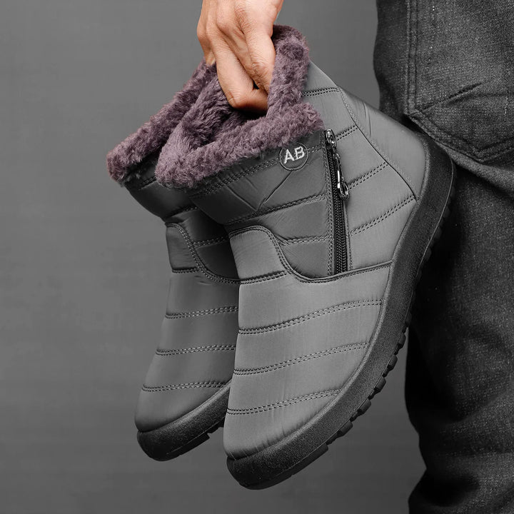 Bottes d'hiver confortables et chaudes pour hommes, idéales pour affronter la neige et l'extérieur.
