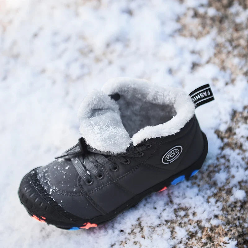 Bottes imperméables pour enfants, parfaites pour jouer dans la neige, gardant les pieds au sec et au chaud.