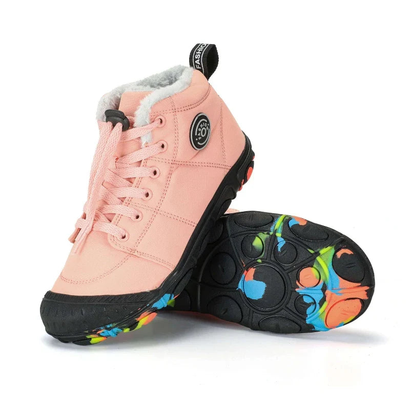 Chaussures bottes hiver enfant antidérapantes, assurant sécurité et stabilité sur neige, glace et surfaces glissantes.