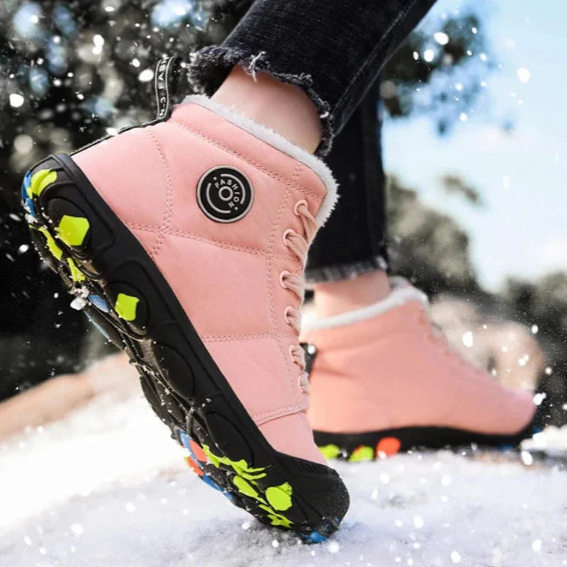 Bottes enfants souples, chaudes et confortables, offrant une liberté de mouvement optimale pour les jeux hivernaux.