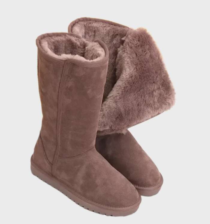 Détail des bottes d'hiver pour femmes, avec texture imperméable, doublure chaude et fermeture éclair robuste, élégantes et pratiques.