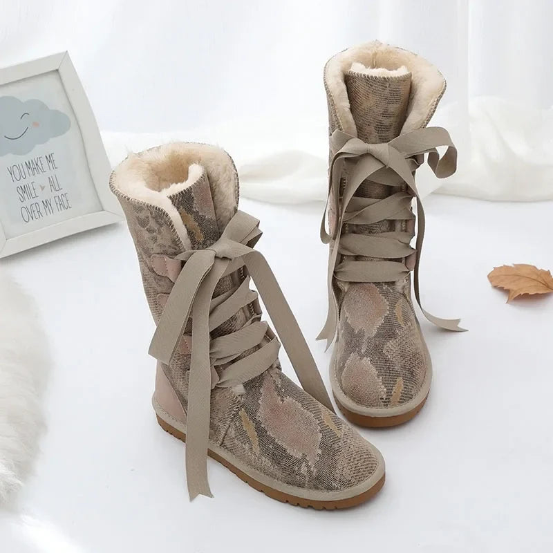 Paire de bottes hivernales montantes femme, chaudes et antidérapantes, parfaites pour affronter la neige.