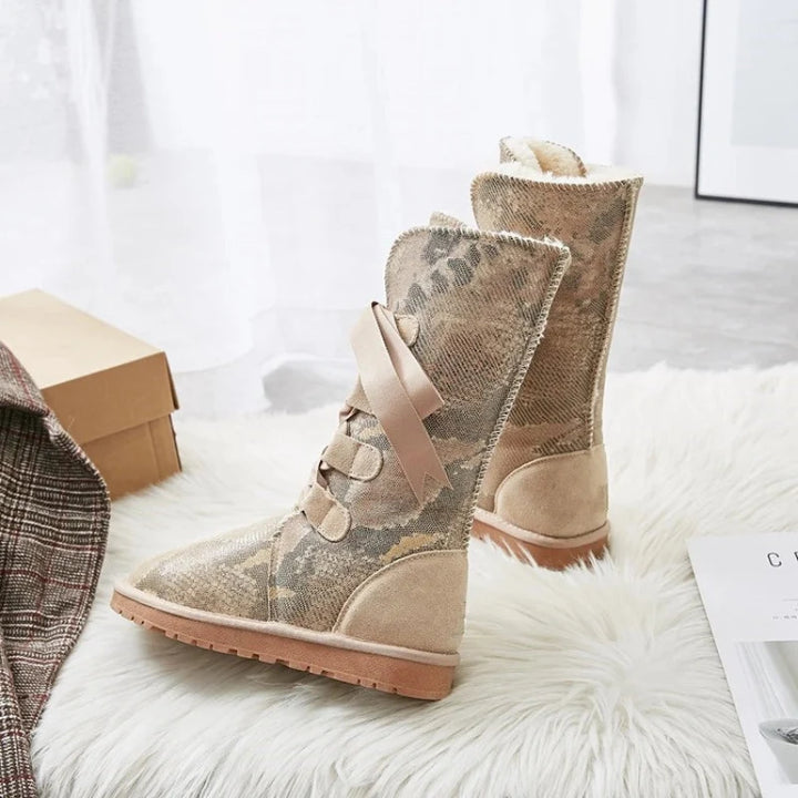 Bottes femme confortables en laine pour l'hiver, avec lacets élégants, offrant chaleur et style.