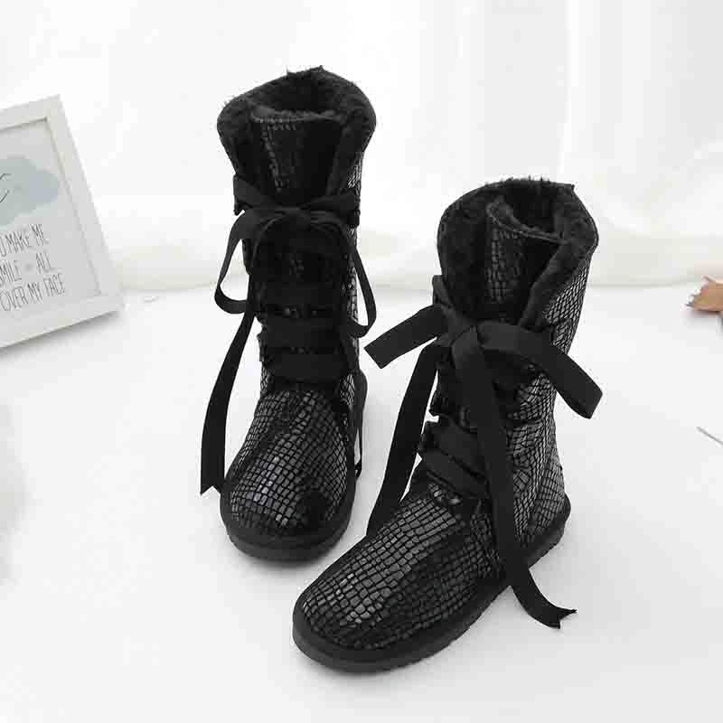 Détail des lacets en rubans sur bottes d'hiver chaudes femme, style montantes, confortables et élégantes.