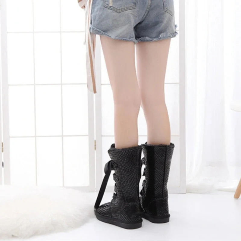 Paire de bottes d'hiver chaudes femme, style élégant avec lacets, confortables et prêtes pour le froid et la neige.
