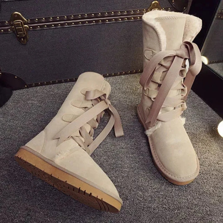 Bottes femme chaudes pour l'hiver, avec semelle antidérapante, lacets décoratifs et confort douillet.