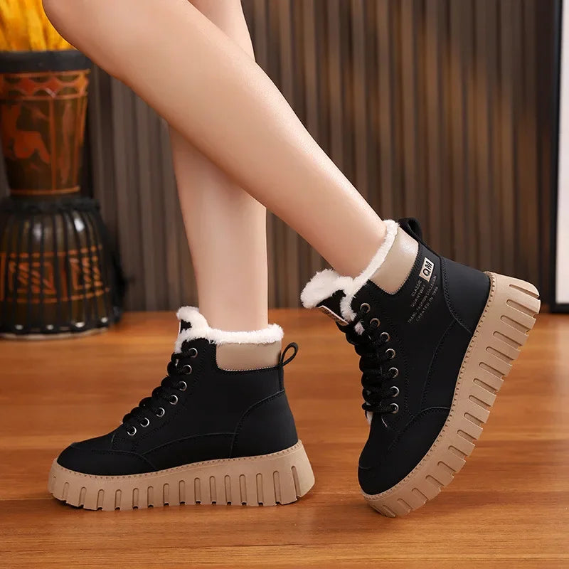 Bottes femme noires avec doublure en peluche chaude, semelle isolante pour un confort hivernal optimal.