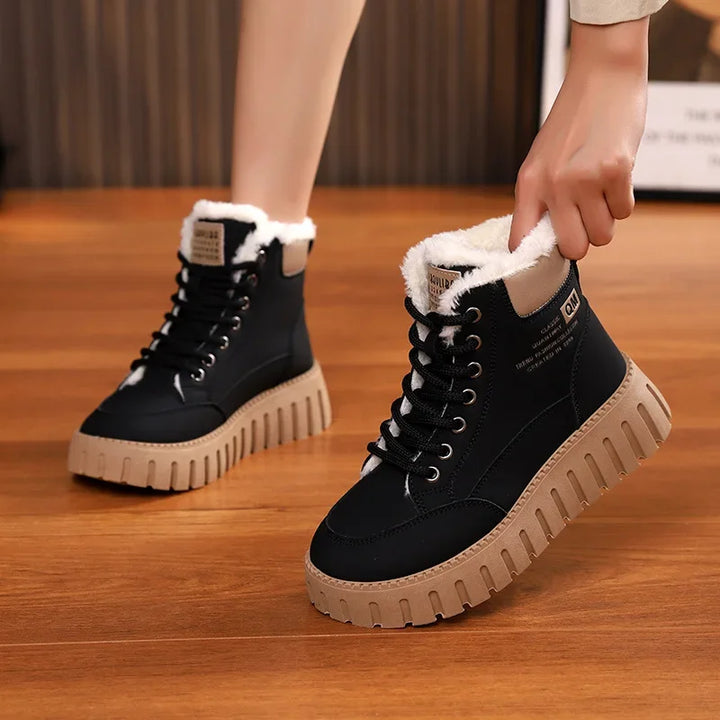 Paire de bottes d'hiver pour femmes, noires, avec doublure chaude et semelle isolante, essentielles pour le froid.