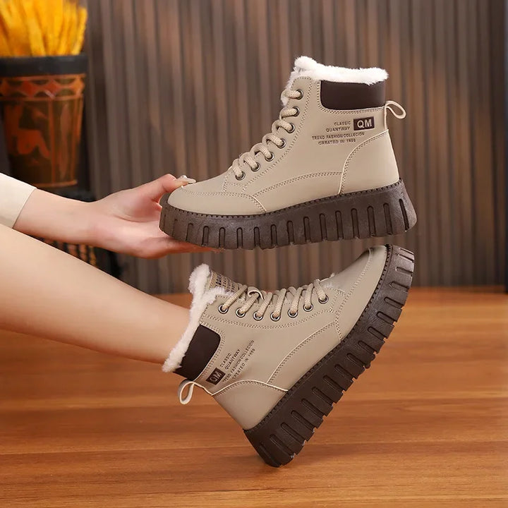 Chaussures d'hiver femme kaki, avec intérieur doux en peluche, offrent chaleur et confort durable.