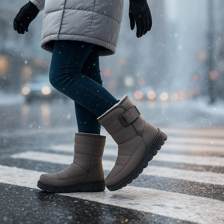 Bottes imperméables femme, style urbain élégant, offrant protection et chaleur pour affronter l'hiver.