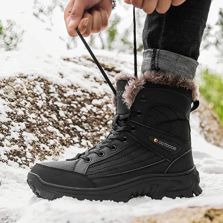 Paire de bottes d'hiver homme, fourrées, imperméables, antidérapantes, pour confort et sécurité.