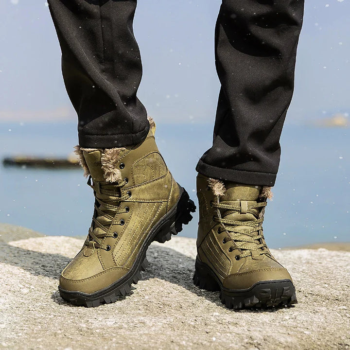 Homme marchant dans la neige avec des bottes d'hiver confortables, chaudes et imperméables.