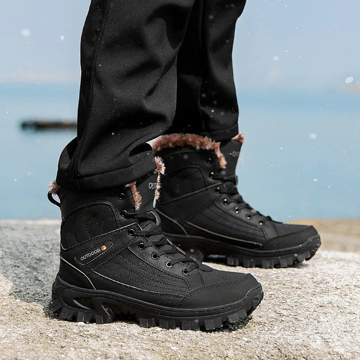 Bottes randonnée homme robustes, imperméables et chaudes, conçues pour les terrains enneigés.