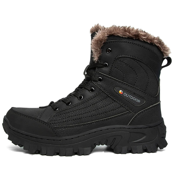 Gros plan sur la semelle antidérapante de bottes d'hiver pour une adhérence sur glace et neige.