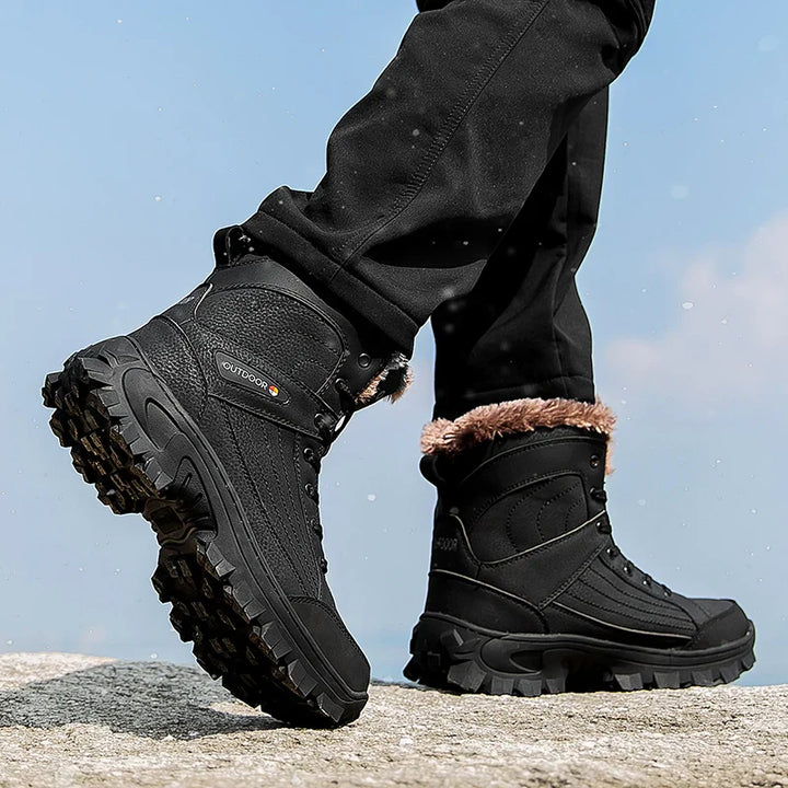 Homme explorant un paysage hivernal avec bottes chaudes, imperméables et antidérapantes.