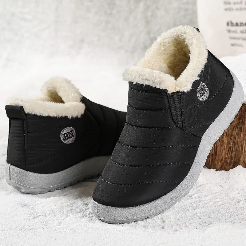Paire de bottes d'hiver femme, fourrure douillette et matière imperméable. Confort optimal pour affronter le froid.