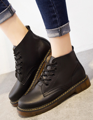 Chaussures d'hiver montantes à lacets pour femme. Design contemporain et confort douillet pour affronter le froid.