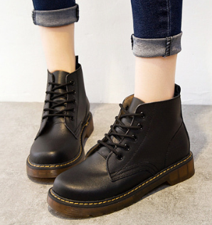 Vue rapprochée des bottes d'hiver pour femmes. Matière de qualité et doublure chaude pour un style hivernal impeccable.
