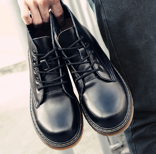 Silhouette des bottes d'hiver pour femmes, élégantes et chaudes. Des chaussures mode conçues pour le confort et le froid.