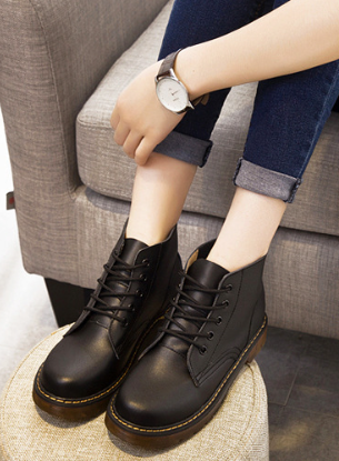 Détail des lacets et finitions sur bottes d'hiver femme. Un style moderne et chic pour vos pieds au chaud tout l'hiver.