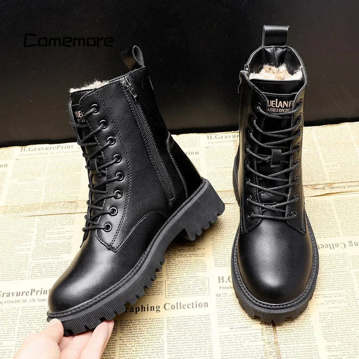 Chaussures d'hiver noires tendance pour femme, offrant chaleur et confort optimal. Un style polyvalent.