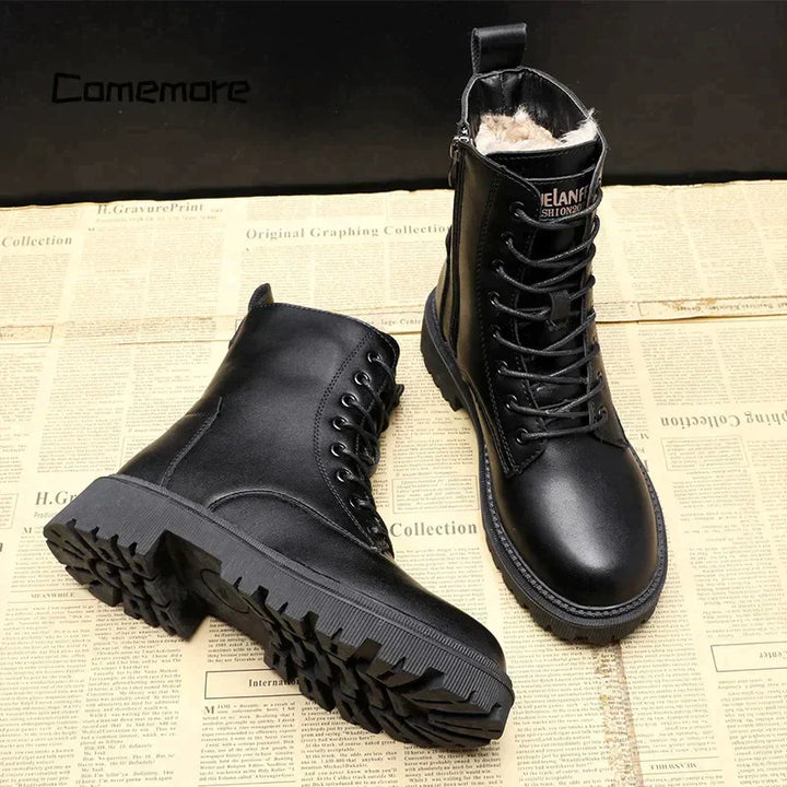 Bottes femmes noires élégantes et chaudes, parfaites pour un look stylé et confortable tout l'hiver.