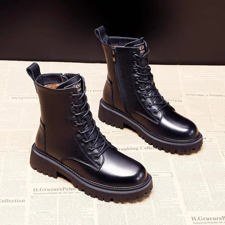 Paire de bottes d'hiver noires pour femmes. Confortables, élégantes, idéales pour le froid et la mode.