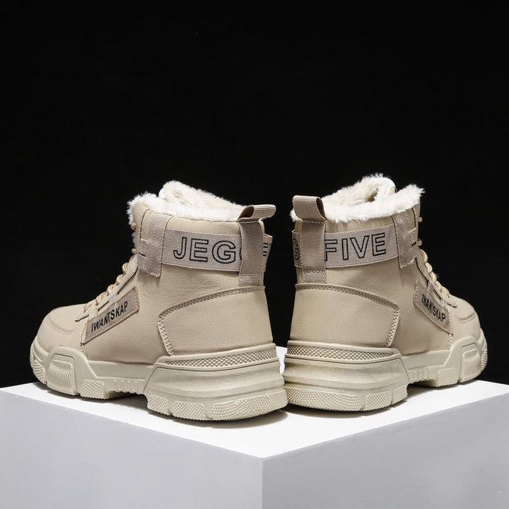Paire de bottes de neige chaudes à lacets pour homme et femme, avec fourrure pour un confort hivernal.