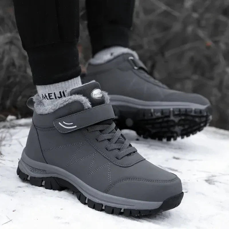 Bottes d'hiver avec fourrure intérieure chaude et fermeture scratch, parfaites pour le confort en neige.