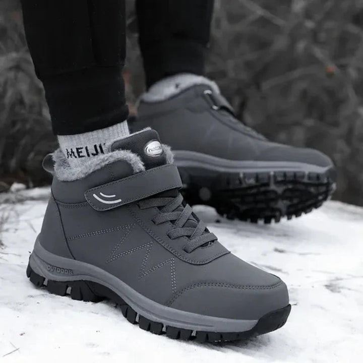 Bottes d'hiver avec fourrure intérieure chaude et fermeture scratch, parfaites pour le confort en neige.