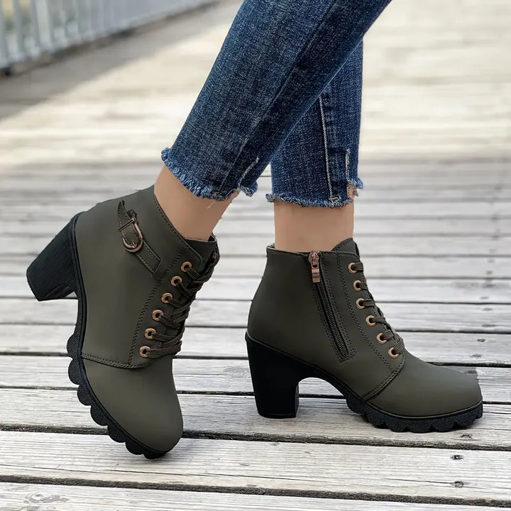 Bottes femmes polyvalentes à talons hauts, hauteur cheville, en cuir. Élégance automne-hiver.