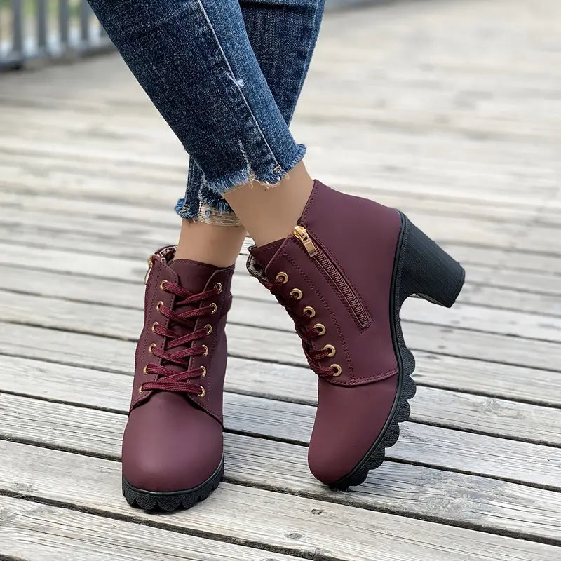 Bottes cheville en cuir noir femme, talons hauts mode. Fermeture éclair pratique. Style élégant et tendance.