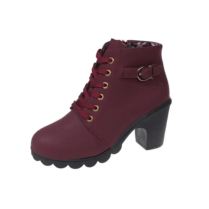 Femmes marchant en bottes de cheville à talons hauts, accentuant un look mode élégant et confortable.