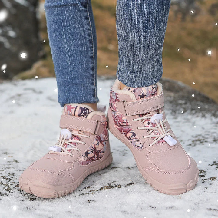 Bottes de neige antidérapantes pour garçons et filles, offrant protection et sécurité sur surfaces glissantes.