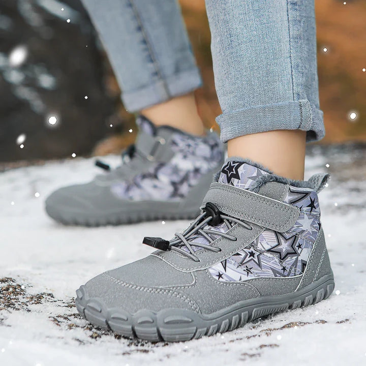 Chaussures d'hiver robustes pour enfants, imperméables et souples, idéales pour le jeu en extérieur.