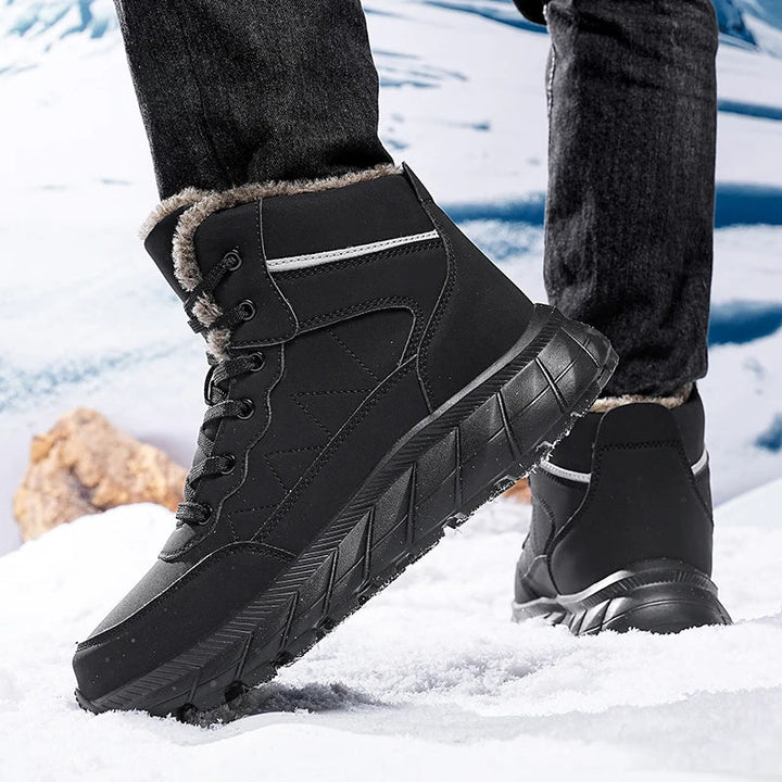Paire de bottes de neige antidérapantes homme, conçues pour sécurité et stabilité sur terrains glacés et enneigés.