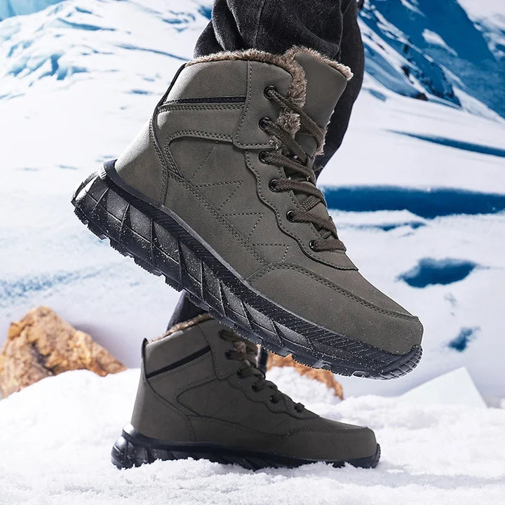 Homme marchant en montagne avec bottes de neige chaudes et robustes, idéales pour randonnée hivernale. Protection et confort.