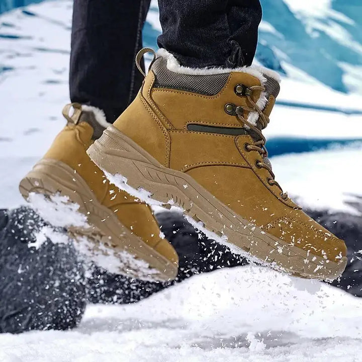 Confortables bottes de neige et randonnée unisexes, offrant maintien de cheville pour longues marches hivernales.