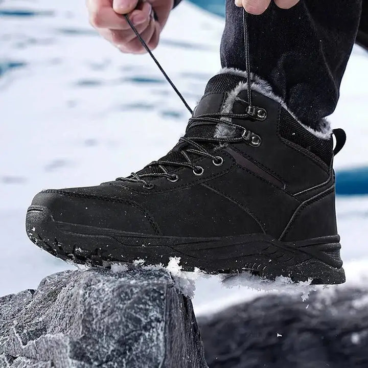 Détail de la doublure chaude à l'intérieur des bottes de neige et randonnée, confort et protection thermique.